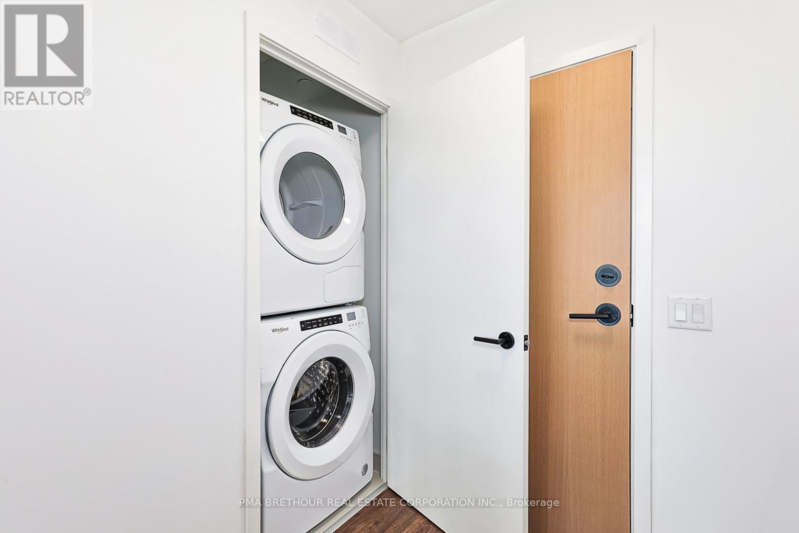 212 - 31 Huron Street, Collingwood, ON - Indoor Photo Showing Laundry Room