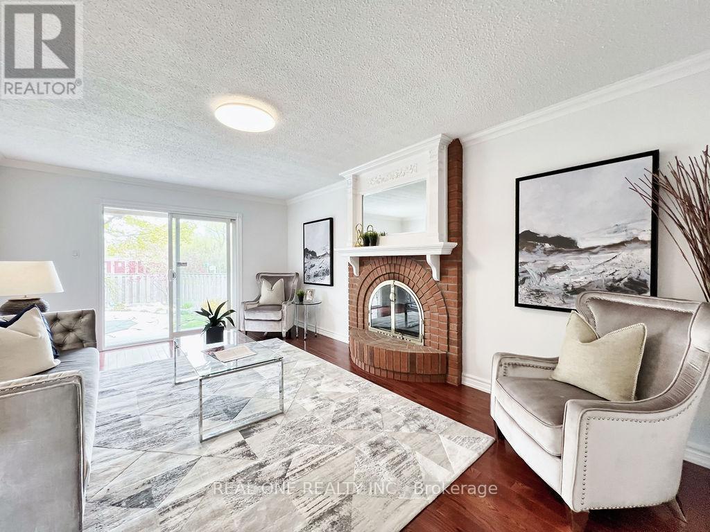 38 Mckay Crescent, Markham, ON - Indoor Photo Showing Living Room