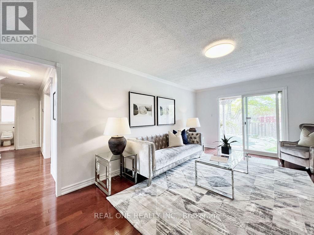38 Mckay Crescent, Markham, ON - Indoor Photo Showing Living Room