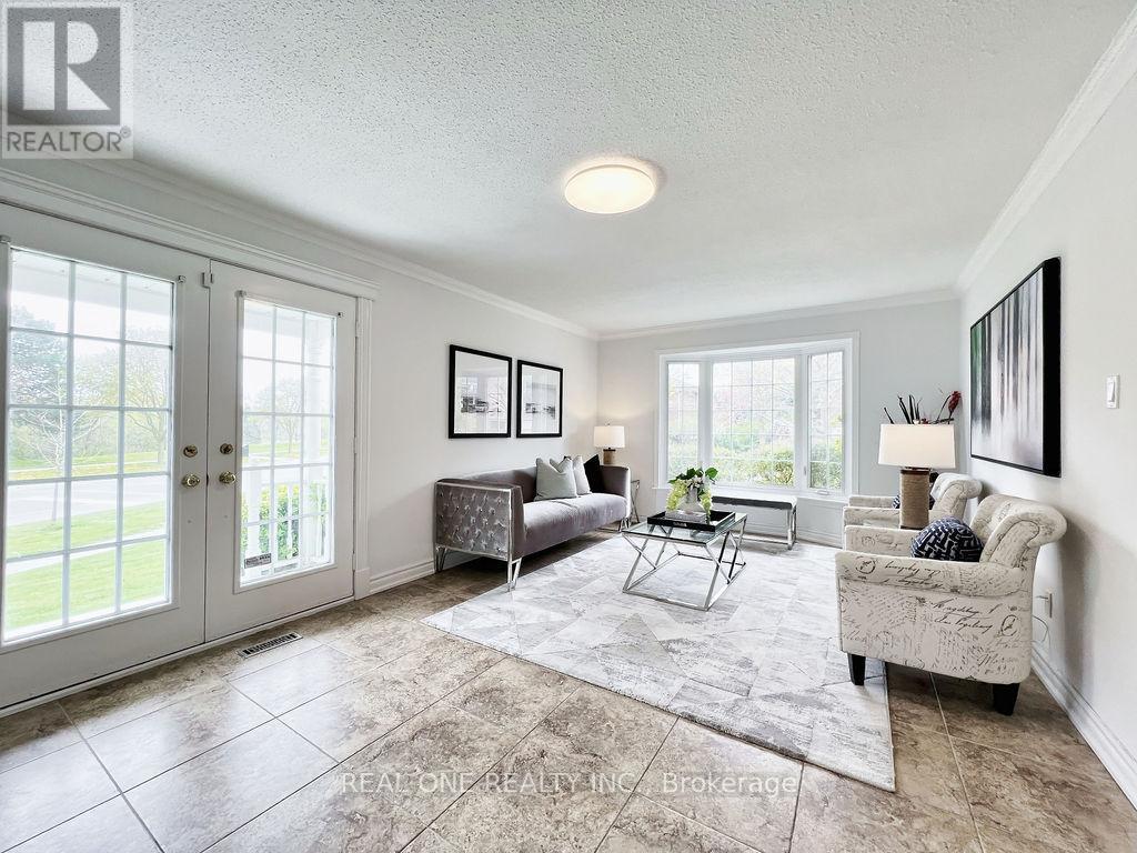 38 Mckay Crescent, Markham, ON - Indoor Photo Showing Living Room