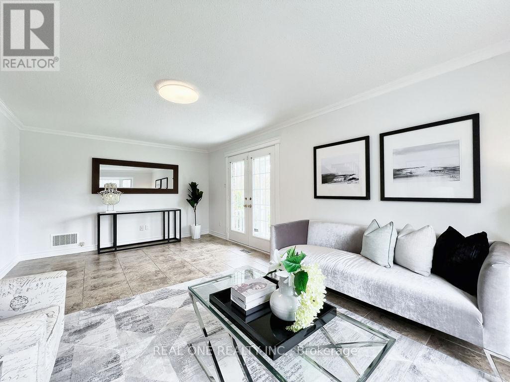 38 Mckay Crescent, Markham, ON - Indoor Photo Showing Living Room