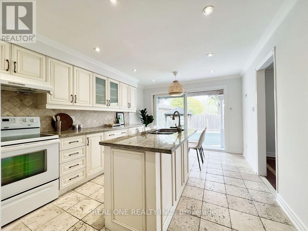 38 Mckay Crescent, Markham, ON - Indoor Photo Showing Kitchen With Double Sink