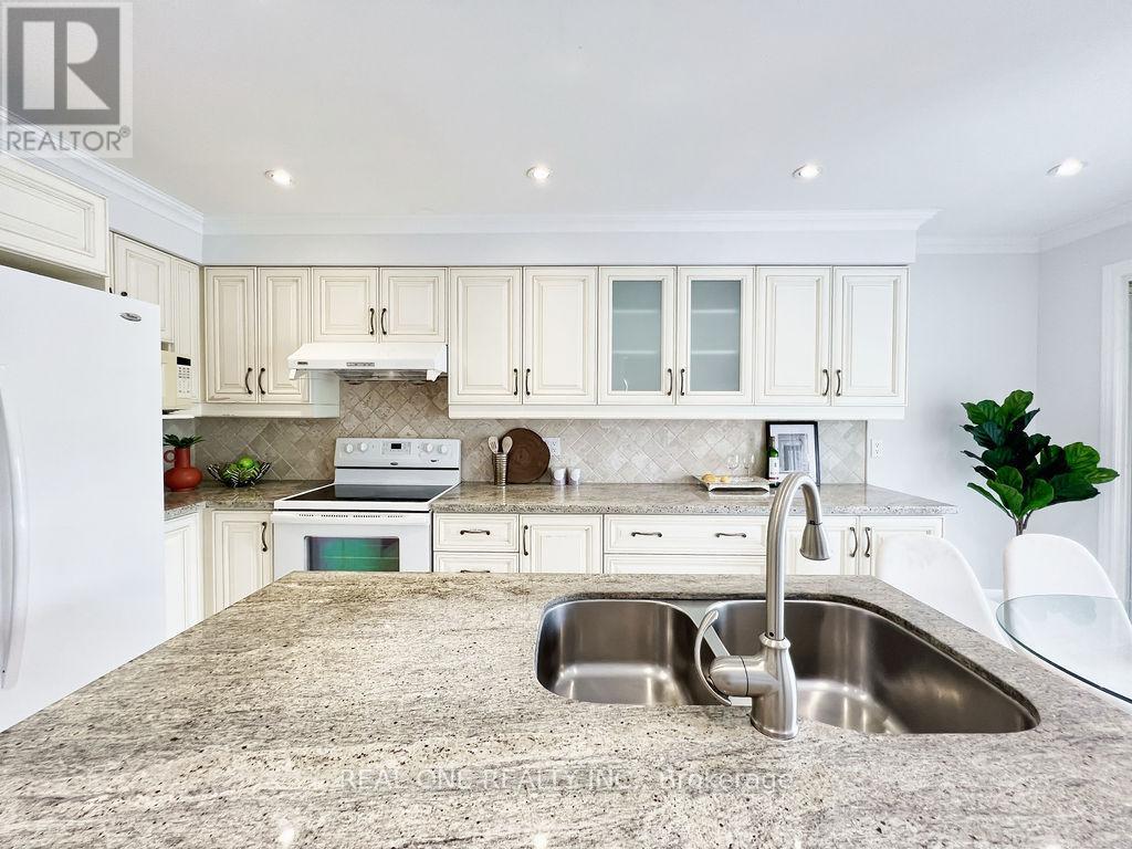 38 Mckay Crescent, Markham, ON - Indoor Photo Showing Kitchen With Double Sink