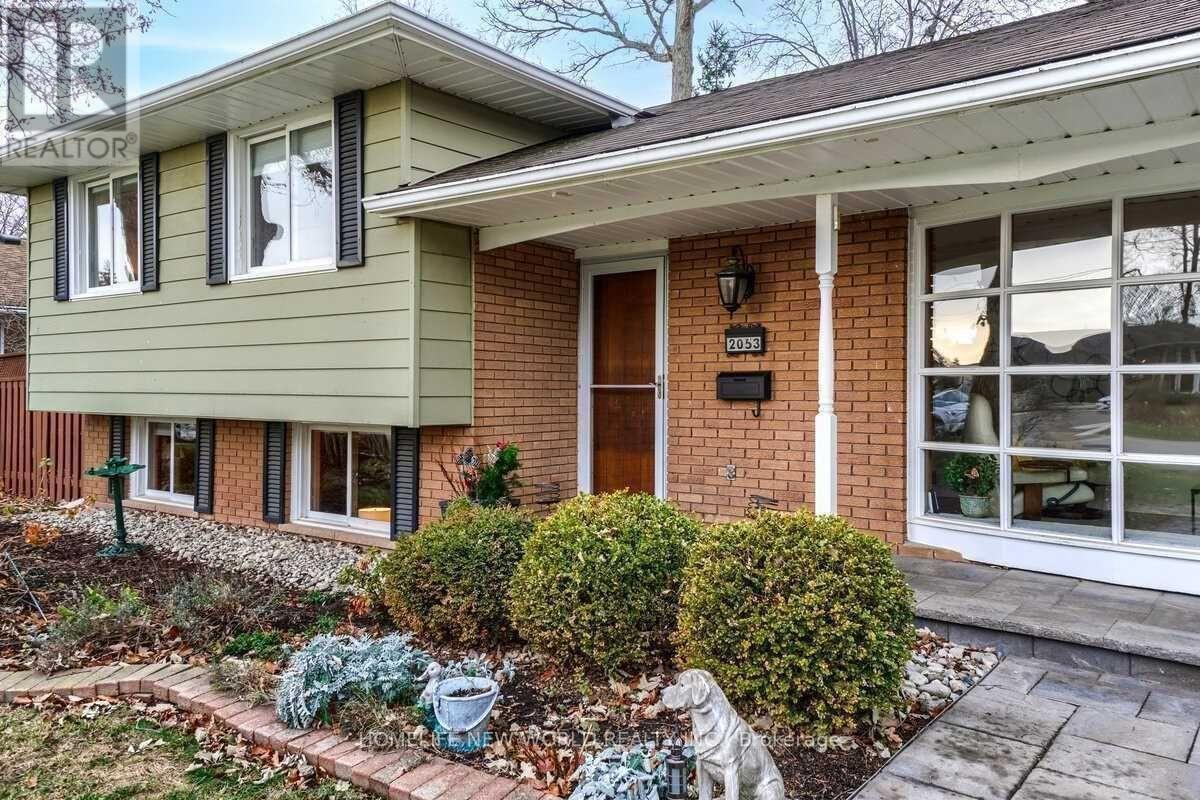 2053 Saxon Road, Oakville, ON - Outdoor