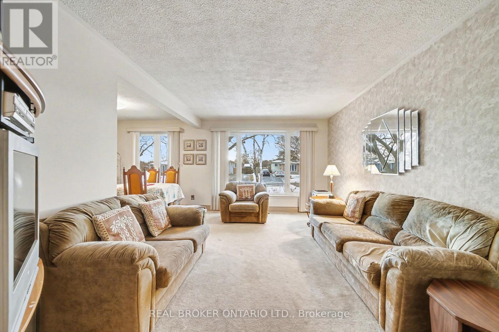 40 Flavian Crescent, Brampton, ON - Indoor Photo Showing Living Room