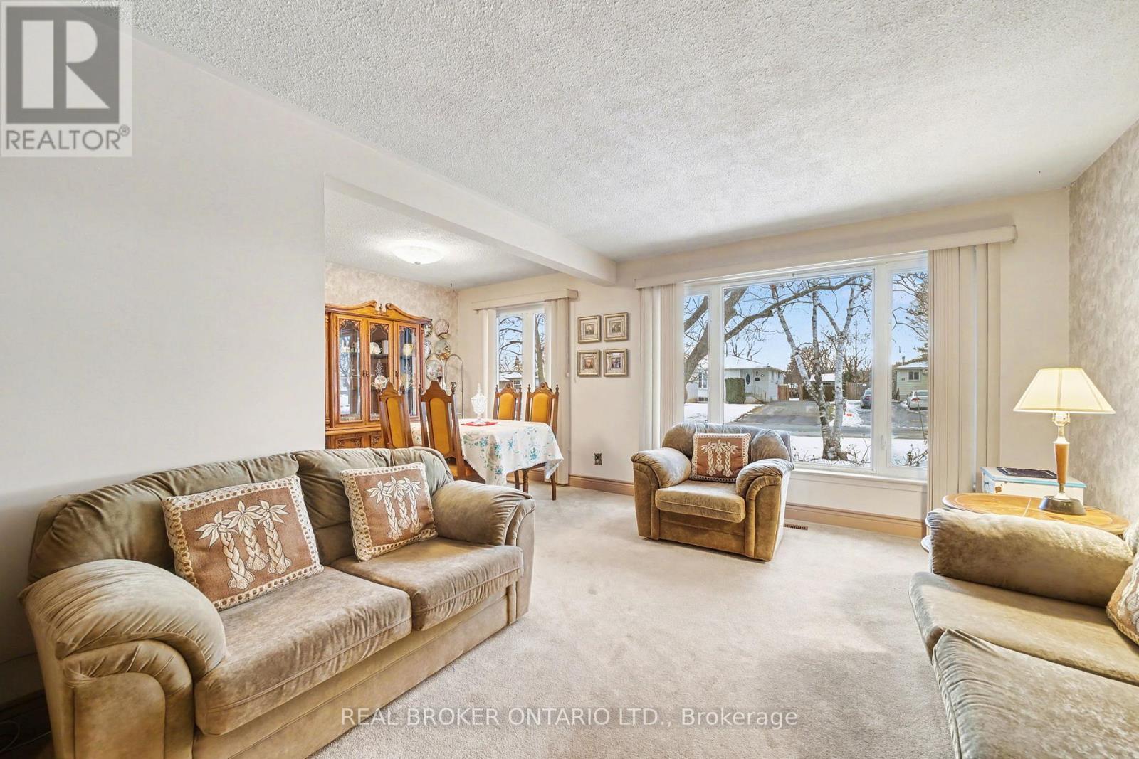 40 Flavian Crescent, Brampton, ON - Indoor Photo Showing Living Room