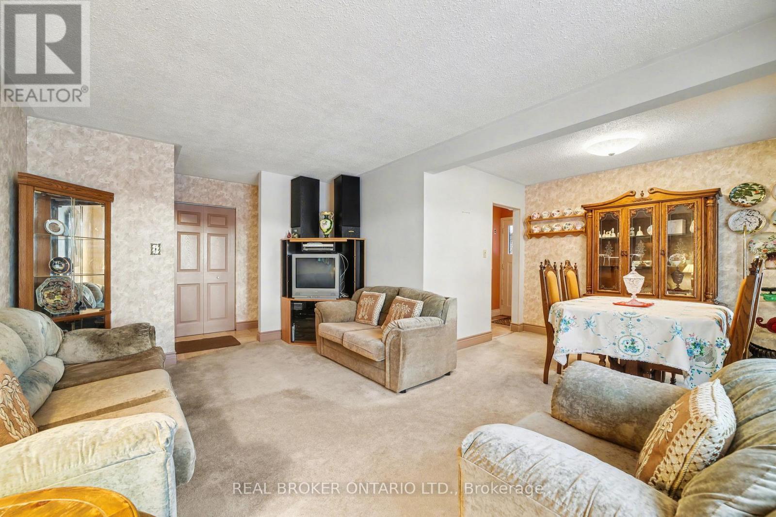 40 Flavian Crescent, Brampton, ON - Indoor Photo Showing Living Room