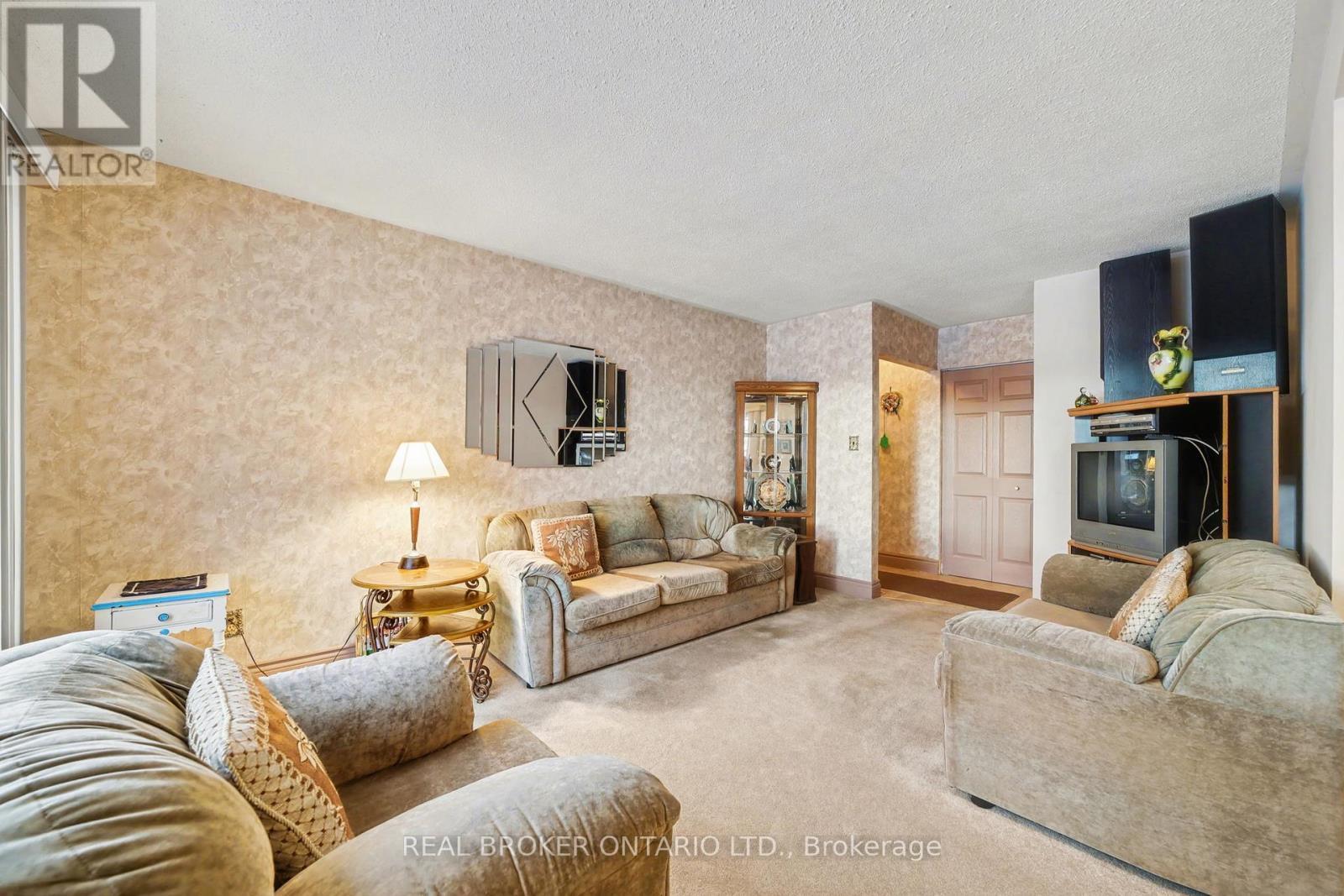 40 Flavian Crescent, Brampton, ON - Indoor Photo Showing Living Room
