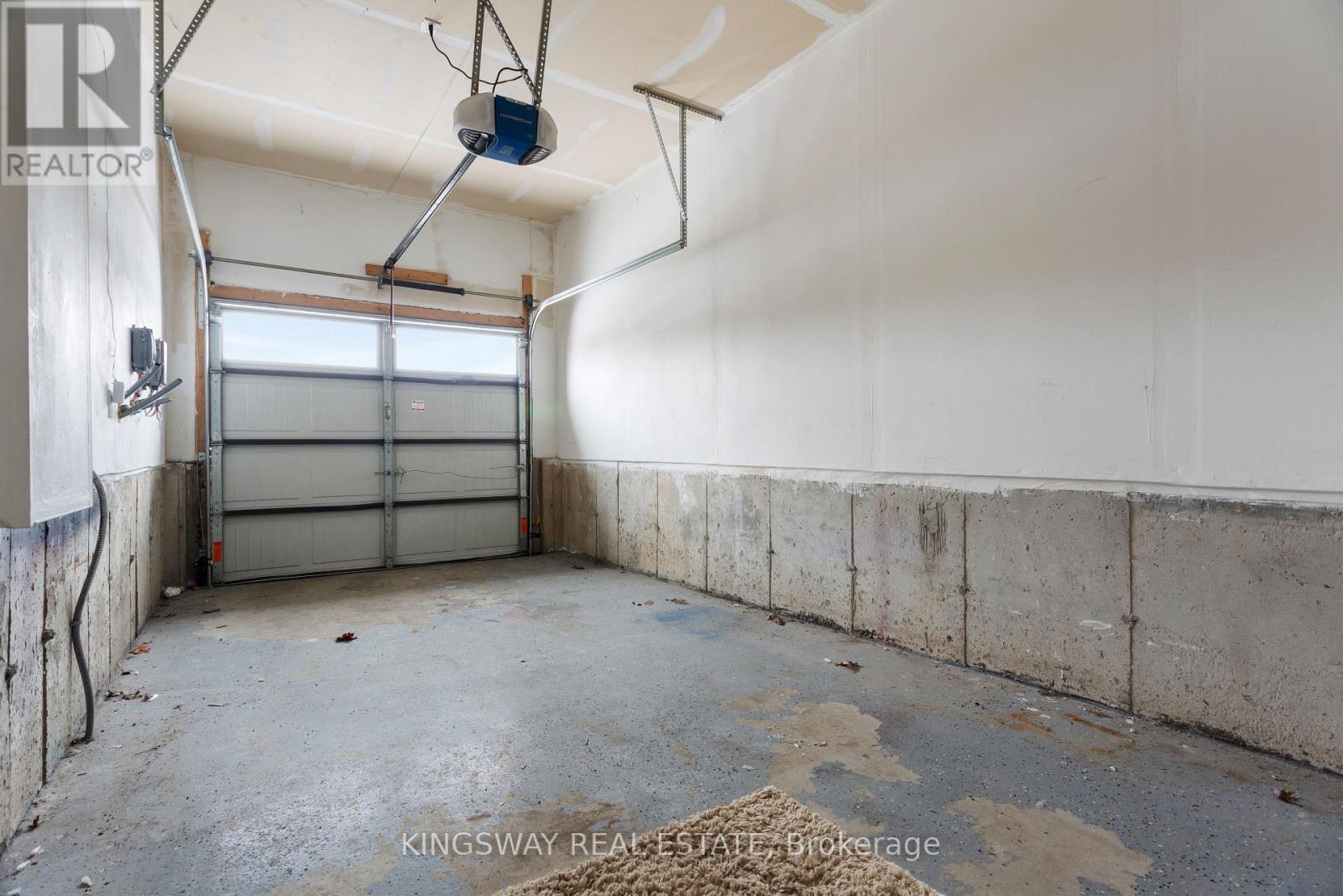 125 Thompson Road, Haldimand, ON - Indoor Photo Showing Garage