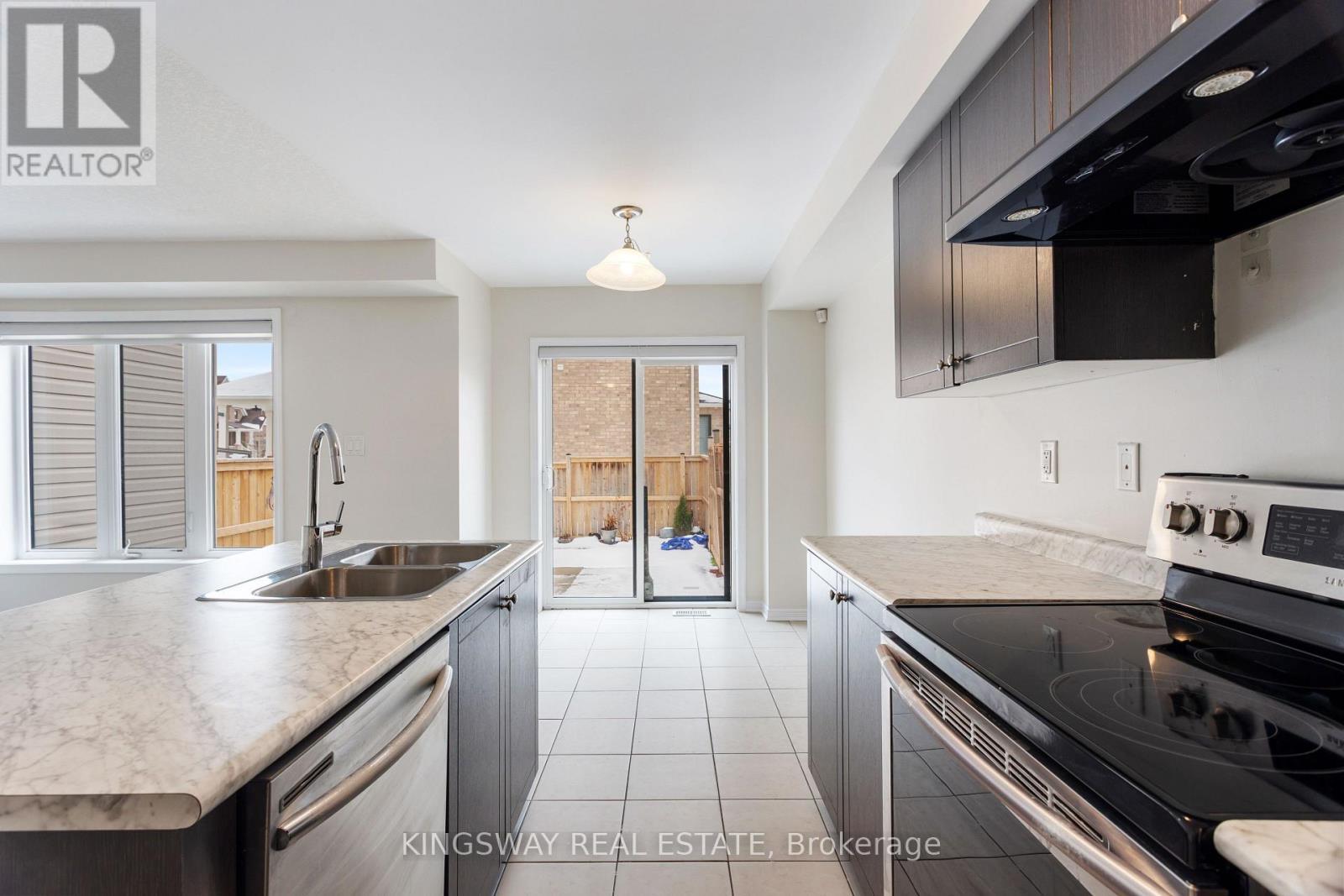 125 Thompson Road, Haldimand, ON - Indoor Photo Showing Kitchen With Double Sink With Upgraded Kitchen