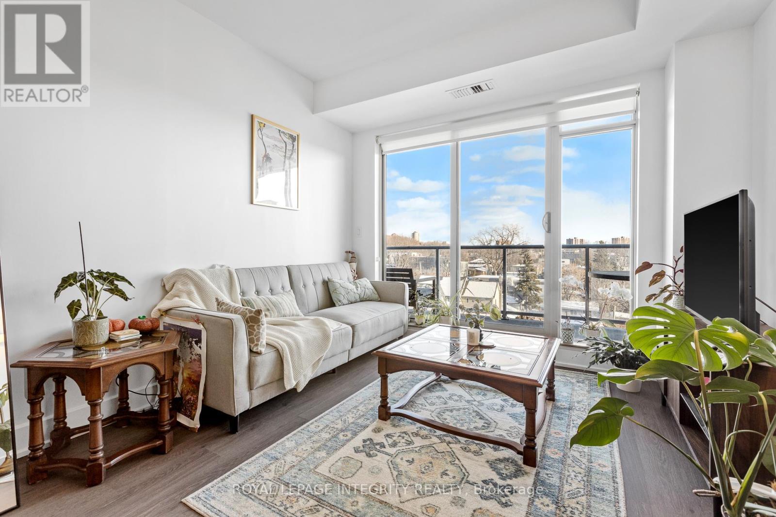 410 - 7 Marquette Avenue, Ottawa, ON - Indoor Photo Showing Living Room