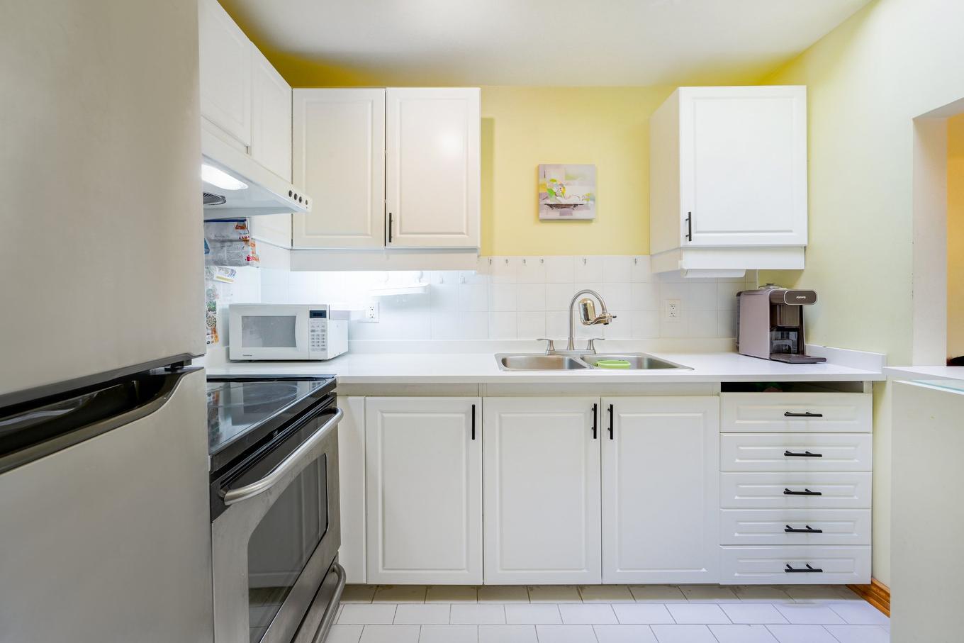 Kitchen - 302-3441 Rue Aylmer, Montréal (Le Plateau-Mont-Royal), QC - Indoor Photo Showing Kitchen With Double Sink