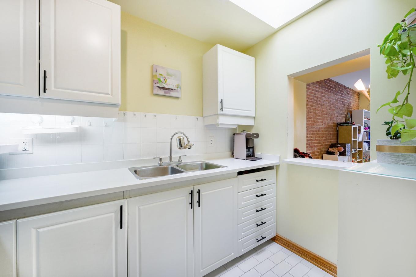 Kitchen - 302-3441 Rue Aylmer, Montréal (Le Plateau-Mont-Royal), QC - Indoor Photo Showing Kitchen With Double Sink