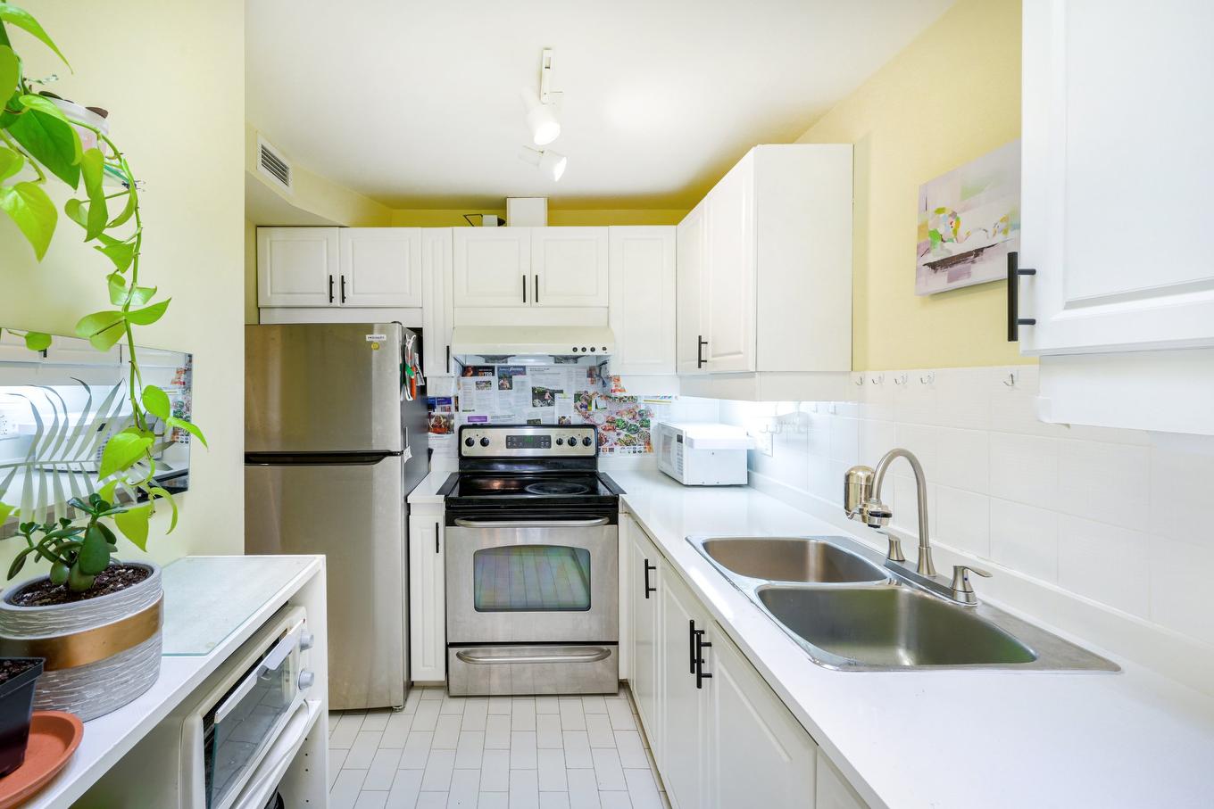 Kitchen - 302-3441 Rue Aylmer, Montréal (Le Plateau-Mont-Royal), QC - Indoor Photo Showing Kitchen With Double Sink