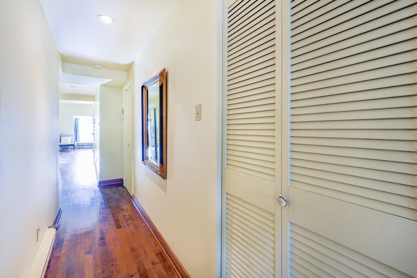 Hall - 302-3441 Rue Aylmer, Montréal (Le Plateau-Mont-Royal), QC - With Exterior