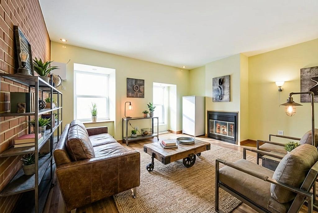 Living room - 302-3441 Rue Aylmer, Montréal (Le Plateau-Mont-Royal), QC - Indoor Photo Showing Living Room With Fireplace