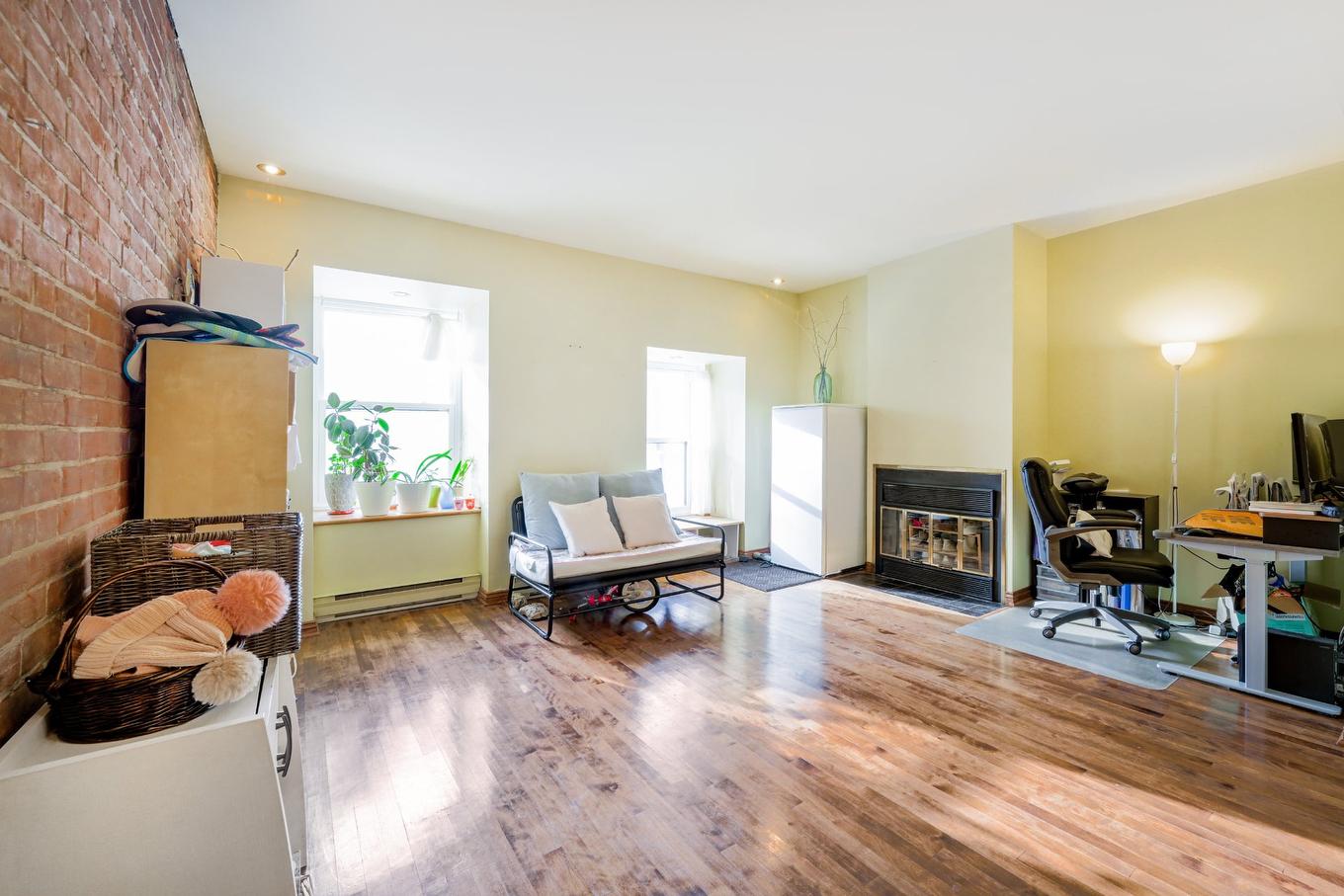 Living room - 302-3441 Rue Aylmer, Montréal (Le Plateau-Mont-Royal), QC - Indoor Photo Showing Living Room With Fireplace
