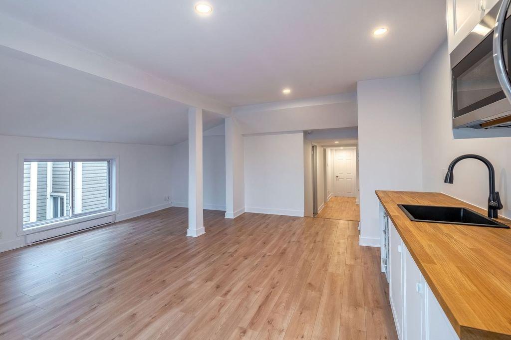 Kitchen - A-580 Boul. Taschereau, La Prairie, QC - Indoor