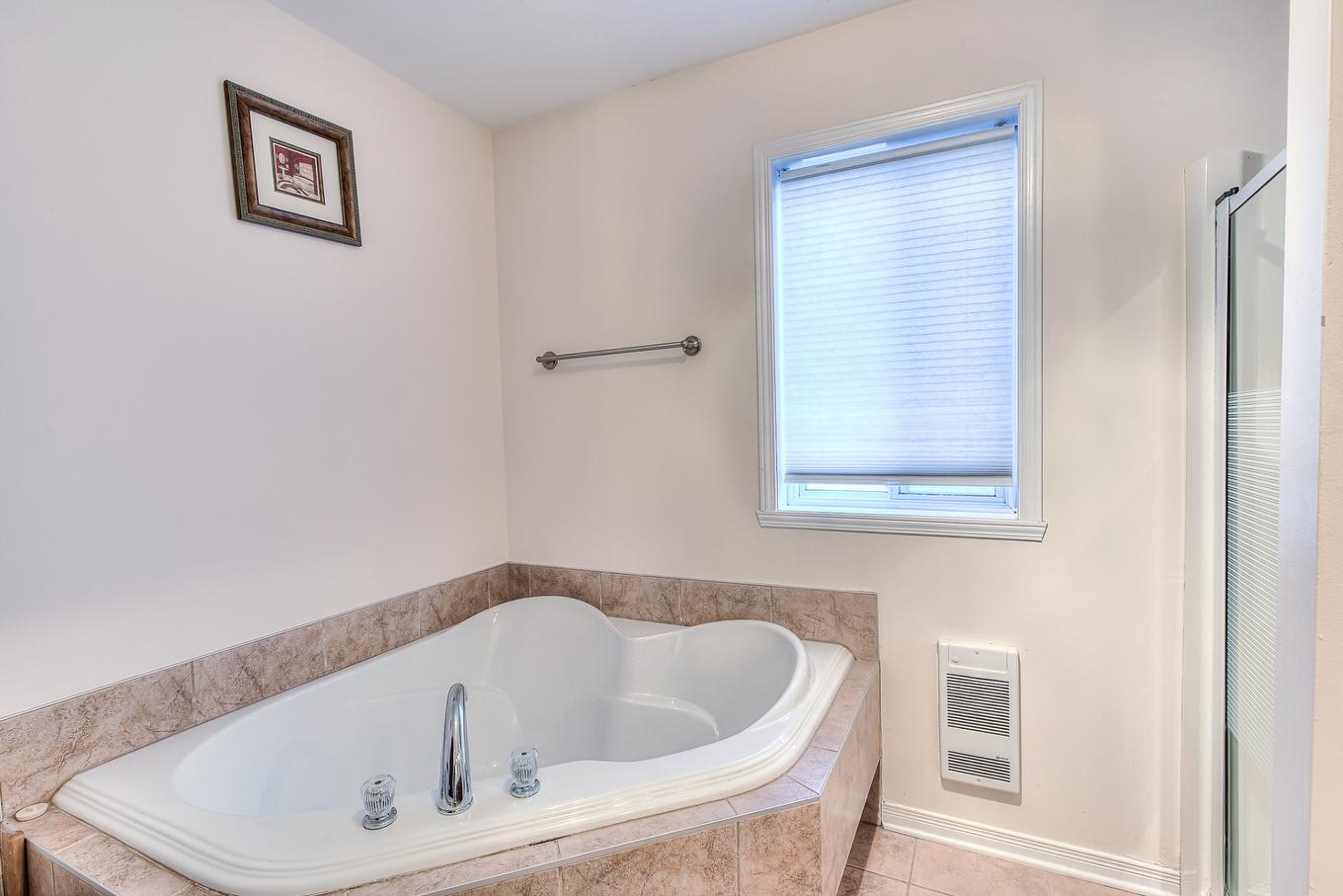 Bathroom - 214 Rue Des Noisetiers, Laval (Duvernay), QC - Indoor Photo Showing Bathroom