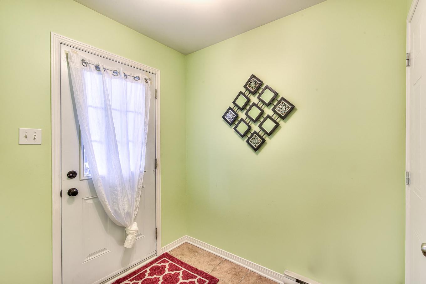 Hall - 214 Rue Des Noisetiers, Laval (Duvernay), QC - Indoor Photo Showing Other Room
