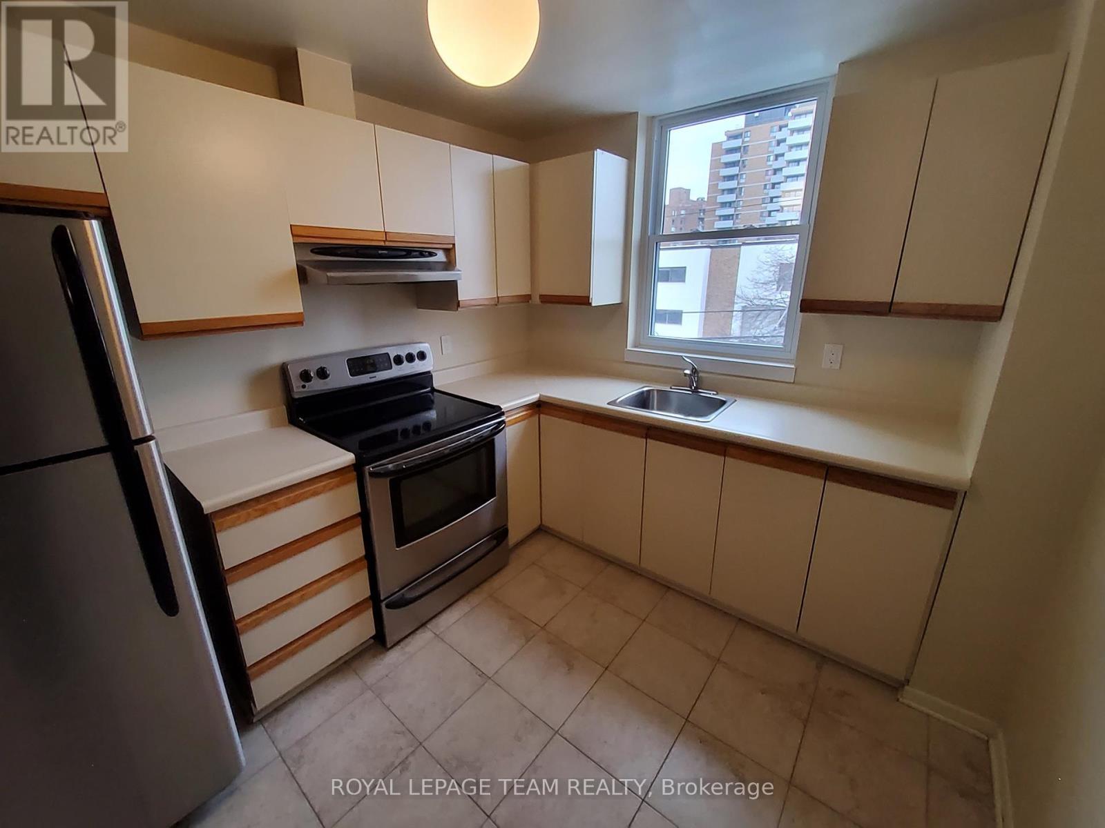 304 - 50 Burnside Avenue, Ottawa, ON - Indoor Photo Showing Kitchen