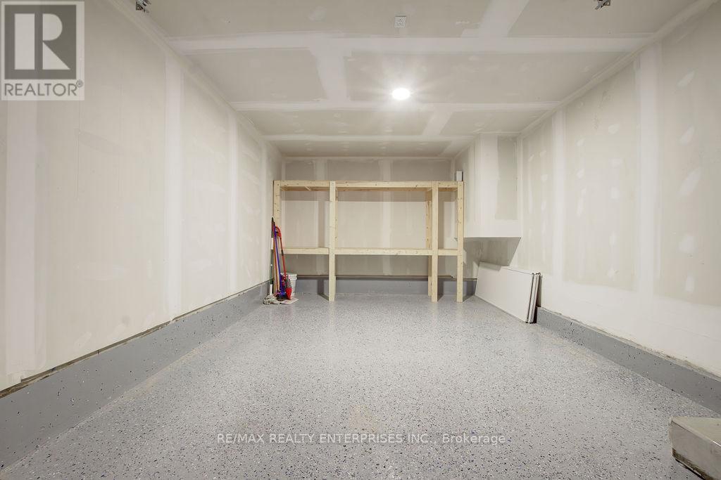 23 - 1121 Cooke Boulevard, Burlington, ON - Indoor