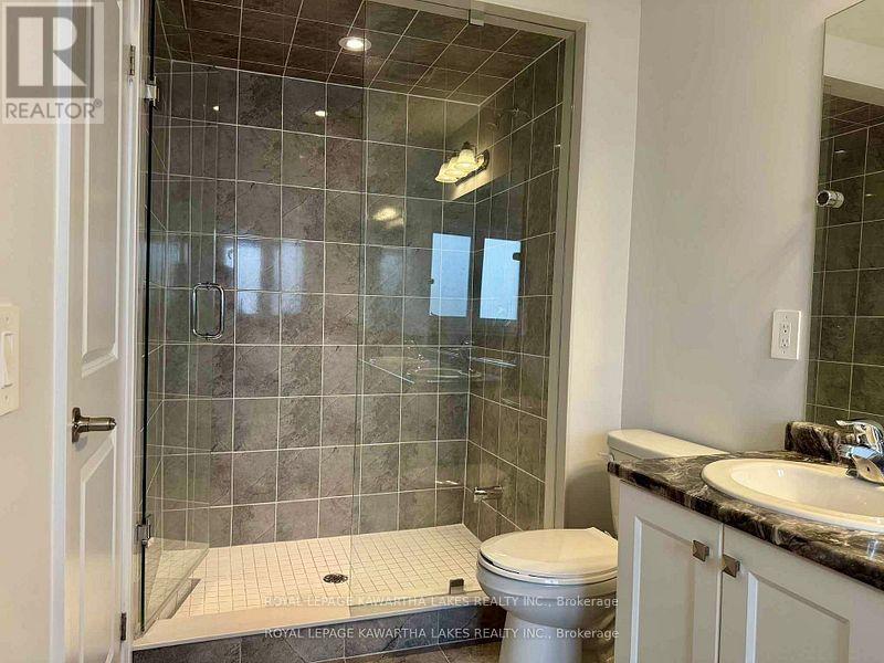 primary 5 pc bath - 19 Keenan Street, Kawartha Lakes (Lindsay), ON - Indoor Photo Showing Bathroom