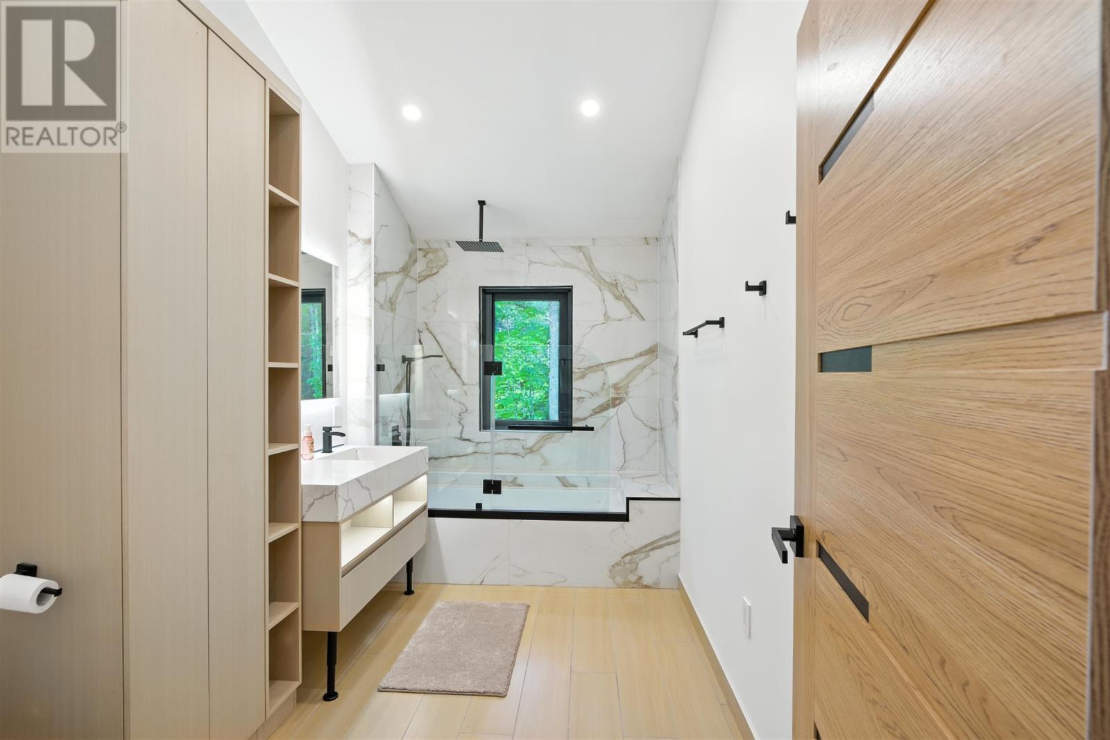 4223 Queen St, Sault Ste. Marie, ON - Indoor