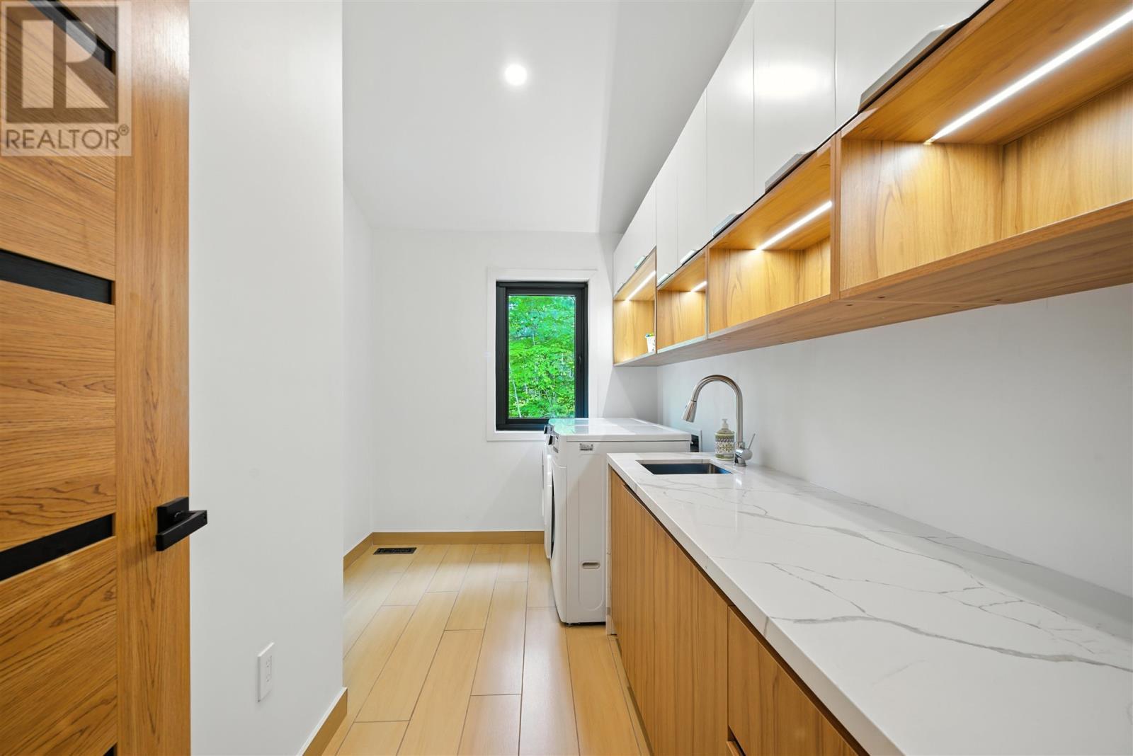 4223 Queen St, Sault Ste. Marie, ON - Indoor