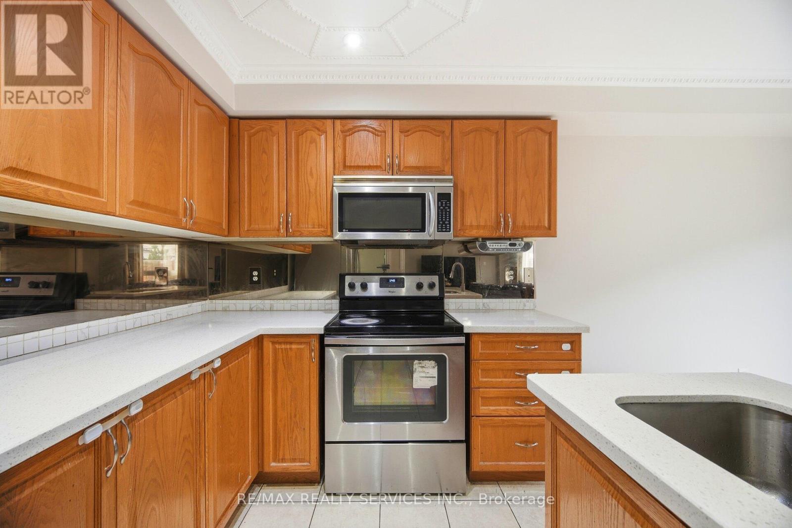 244 Brisdale Drive, Brampton, ON - Indoor Photo Showing Kitchen