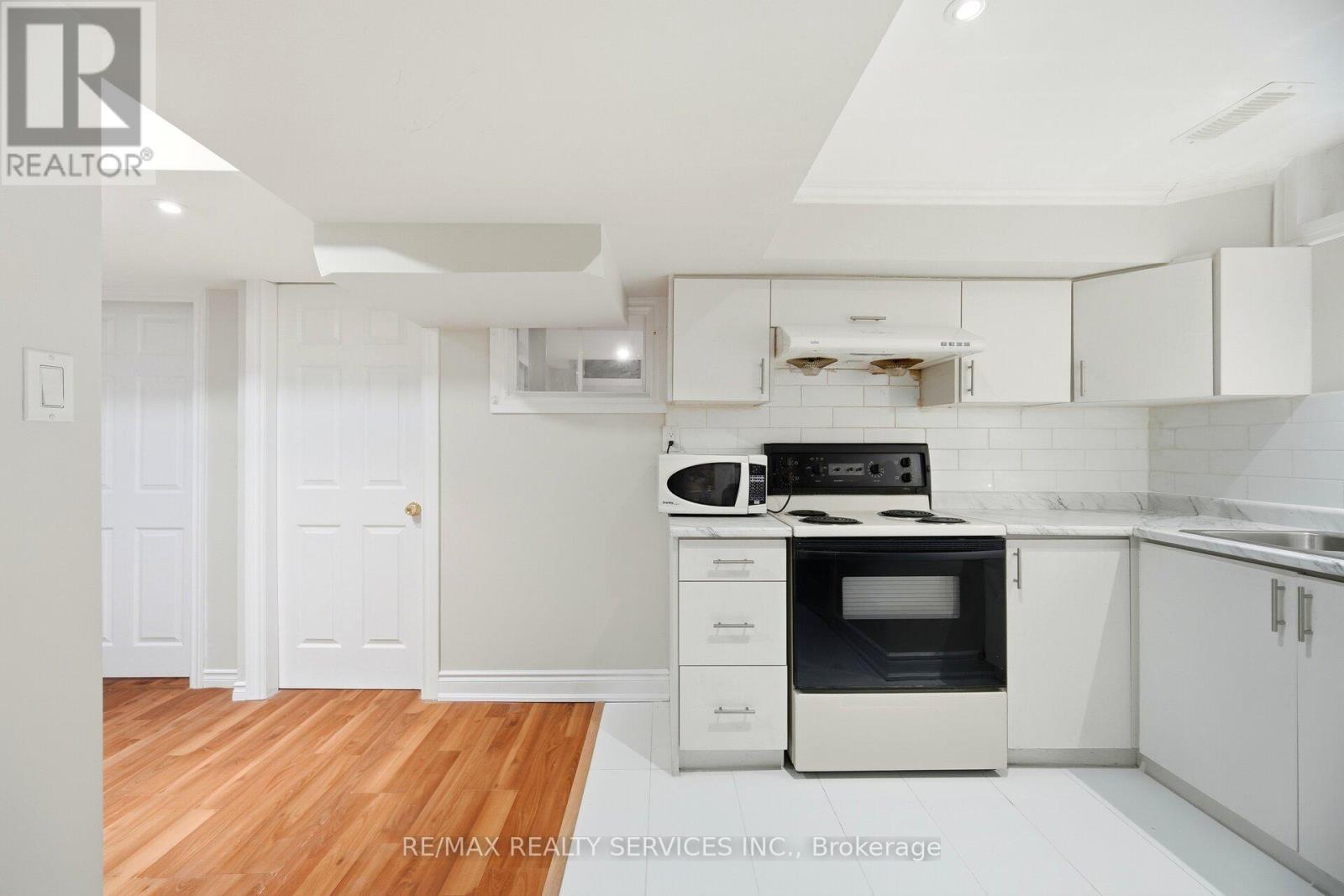 244 Brisdale Drive, Brampton, ON - Indoor Photo Showing Kitchen