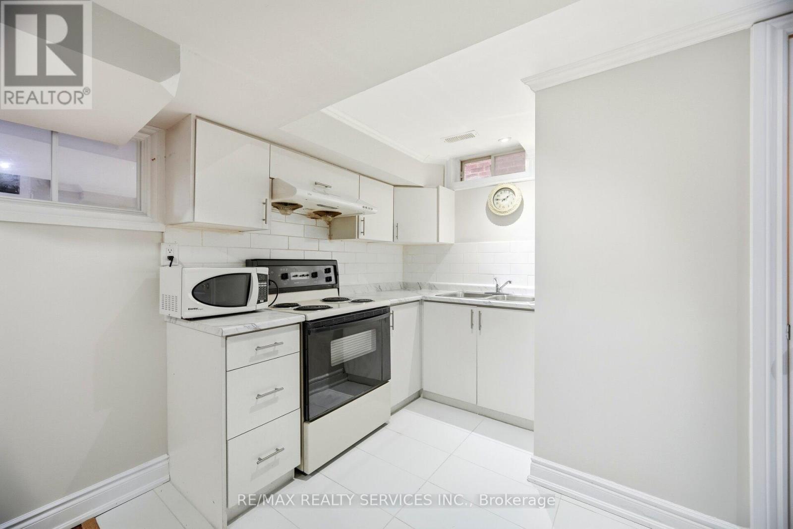 244 Brisdale Drive, Brampton, ON - Indoor Photo Showing Kitchen