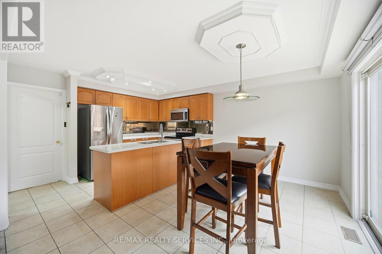 244 Brisdale Drive, Brampton, ON - Indoor Photo Showing Kitchen