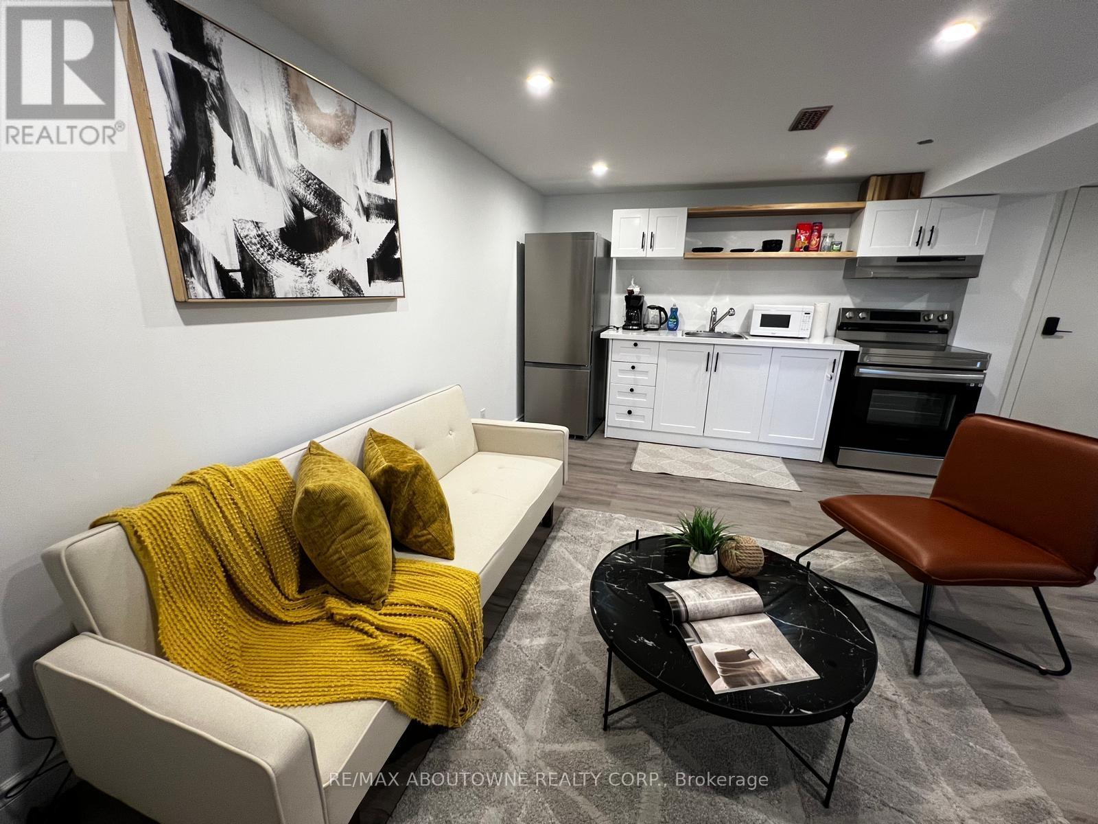 Lower - 66 Wellington Street S, Hamilton, ON - Indoor Photo Showing Living Room