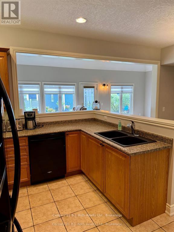 16 - 5 Invermara Court, Orillia, ON - Indoor Photo Showing Kitchen With Double Sink