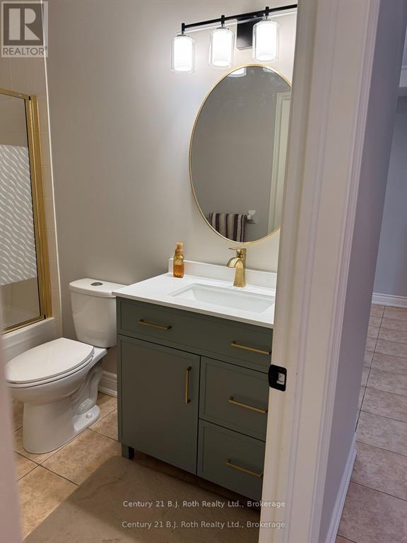 Main level semi-ensute - 16 - 5 Invermara Court, Orillia, ON - Indoor Photo Showing Bathroom