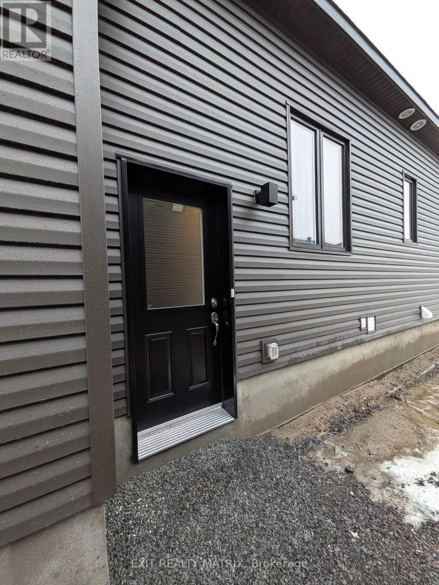 903 Cologne Street, Russell, ON - Outdoor With Exterior