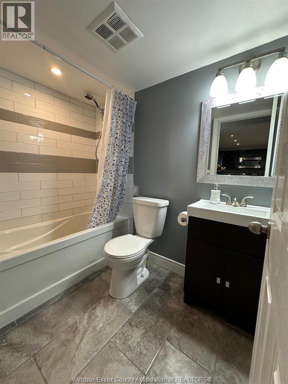 150 Park Street West Unit# 2410, Windsor, ON - Indoor Photo Showing Bathroom