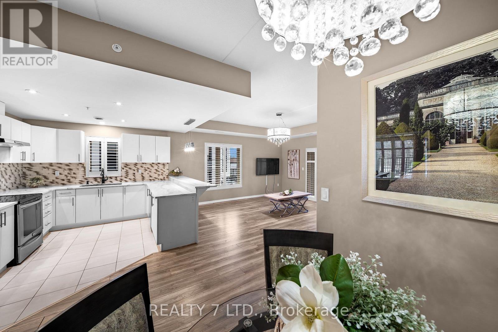 209 - 16 Sullivan Avenue, Thorold (Thorold Downtown), ON - Indoor Photo Showing Kitchen With Upgraded Kitchen