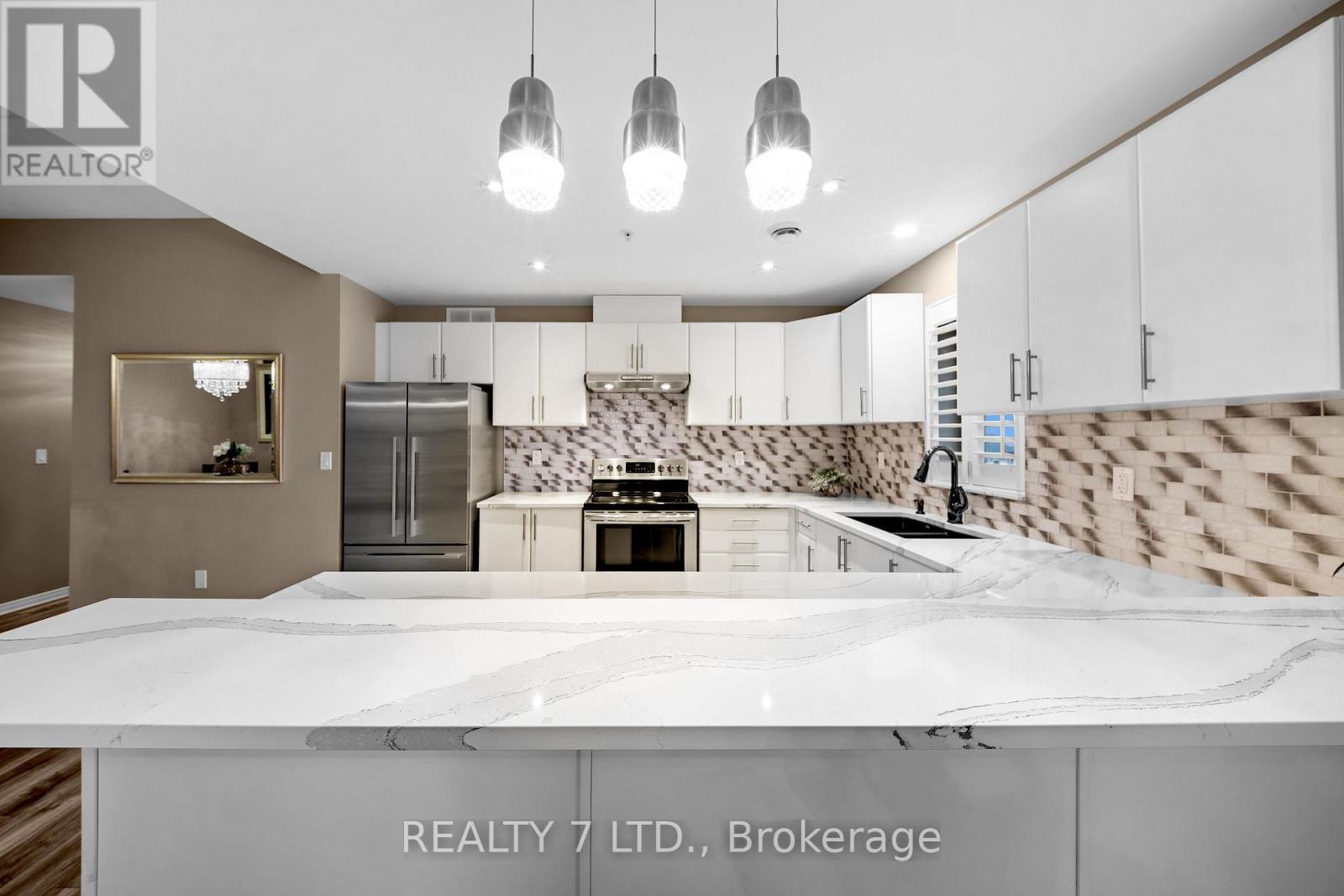 209 - 16 Sullivan Avenue, Thorold (Thorold Downtown), ON - Indoor Photo Showing Kitchen With Double Sink With Upgraded Kitchen