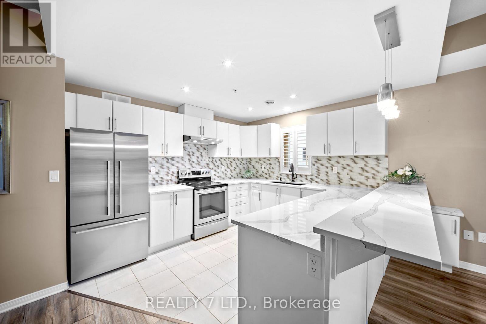 209 - 16 Sullivan Avenue, Thorold (Thorold Downtown), ON - Indoor Photo Showing Kitchen With Upgraded Kitchen