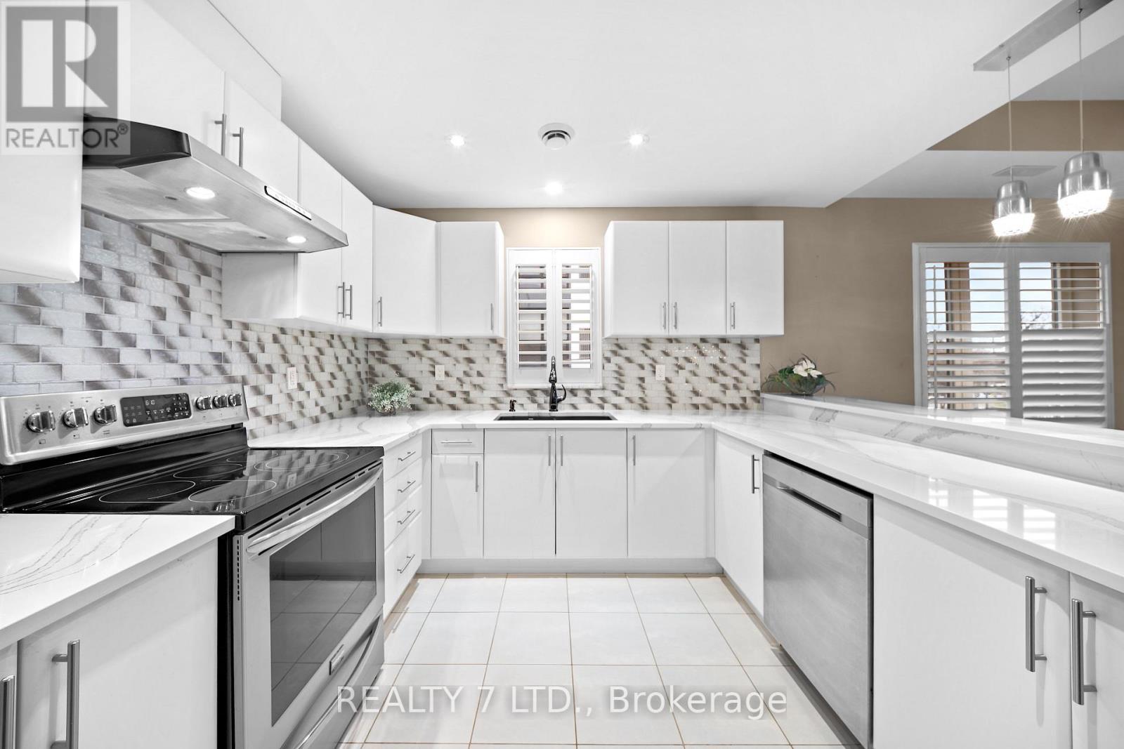 209 - 16 Sullivan Avenue, Thorold (Thorold Downtown), ON - Indoor Photo Showing Kitchen With Upgraded Kitchen