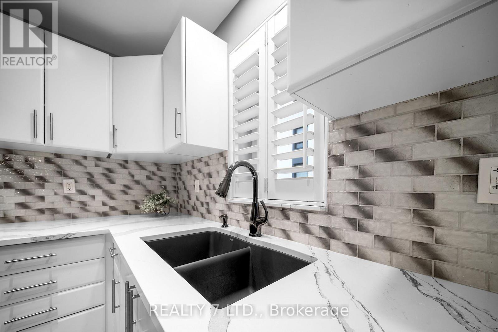 209 - 16 Sullivan Avenue, Thorold (Thorold Downtown), ON - Indoor Photo Showing Kitchen With Double Sink With Upgraded Kitchen
