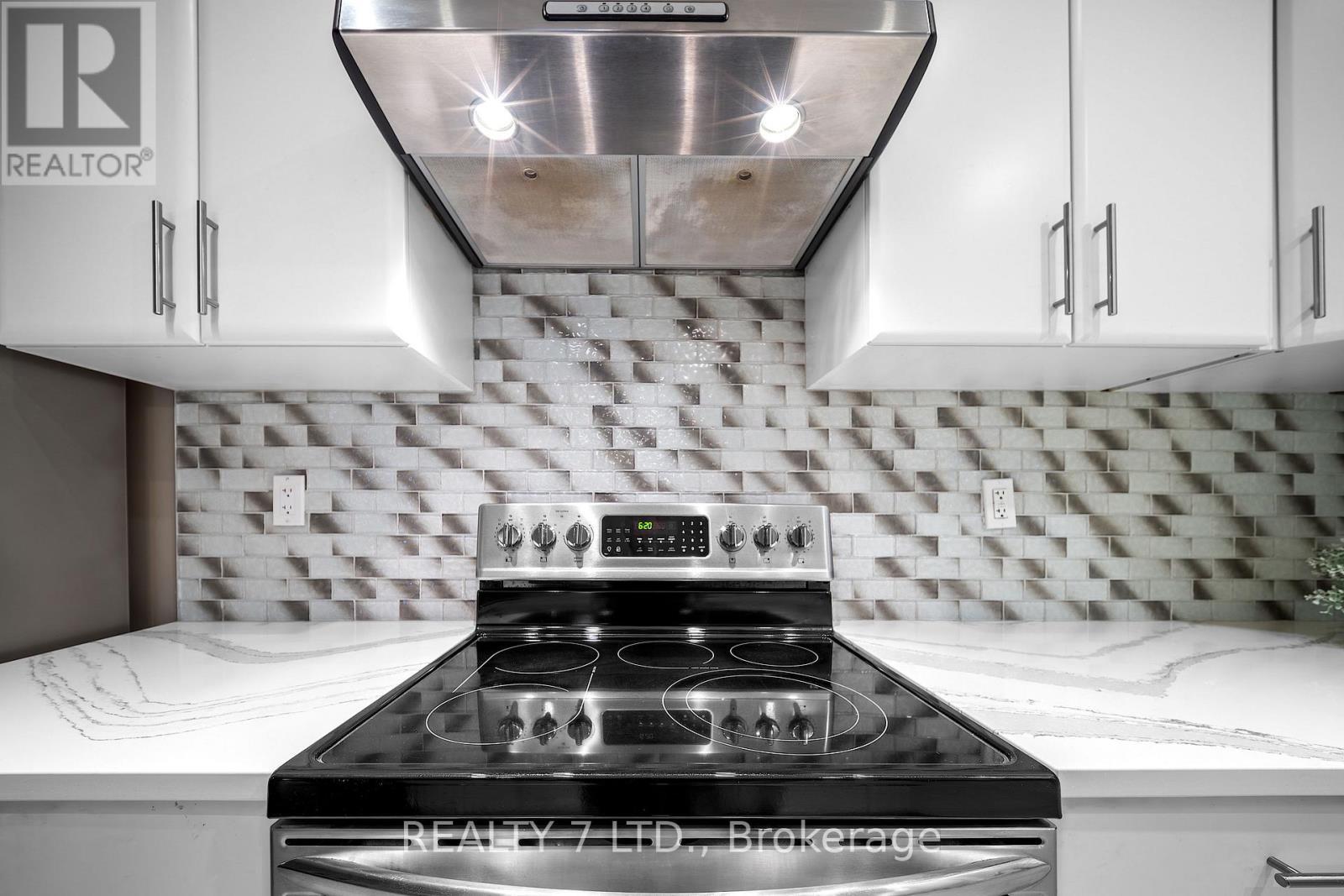 209 - 16 Sullivan Avenue, Thorold (Thorold Downtown), ON - Indoor Photo Showing Kitchen With Upgraded Kitchen