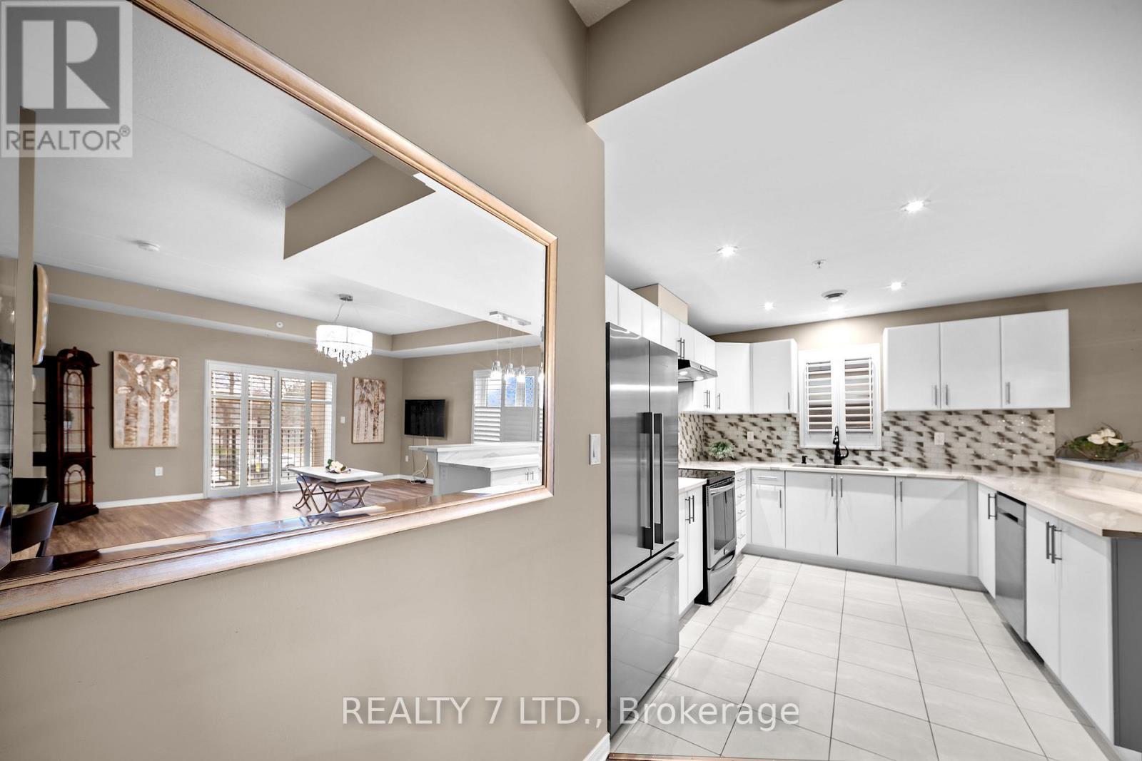 209 - 16 Sullivan Avenue, Thorold (Thorold Downtown), ON - Indoor Photo Showing Kitchen With Upgraded Kitchen