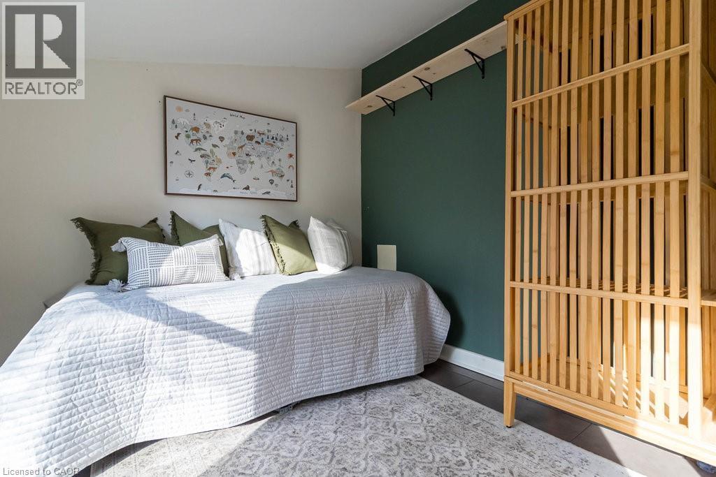 47 Tom Street, Hamilton, ON - Indoor Photo Showing Bedroom