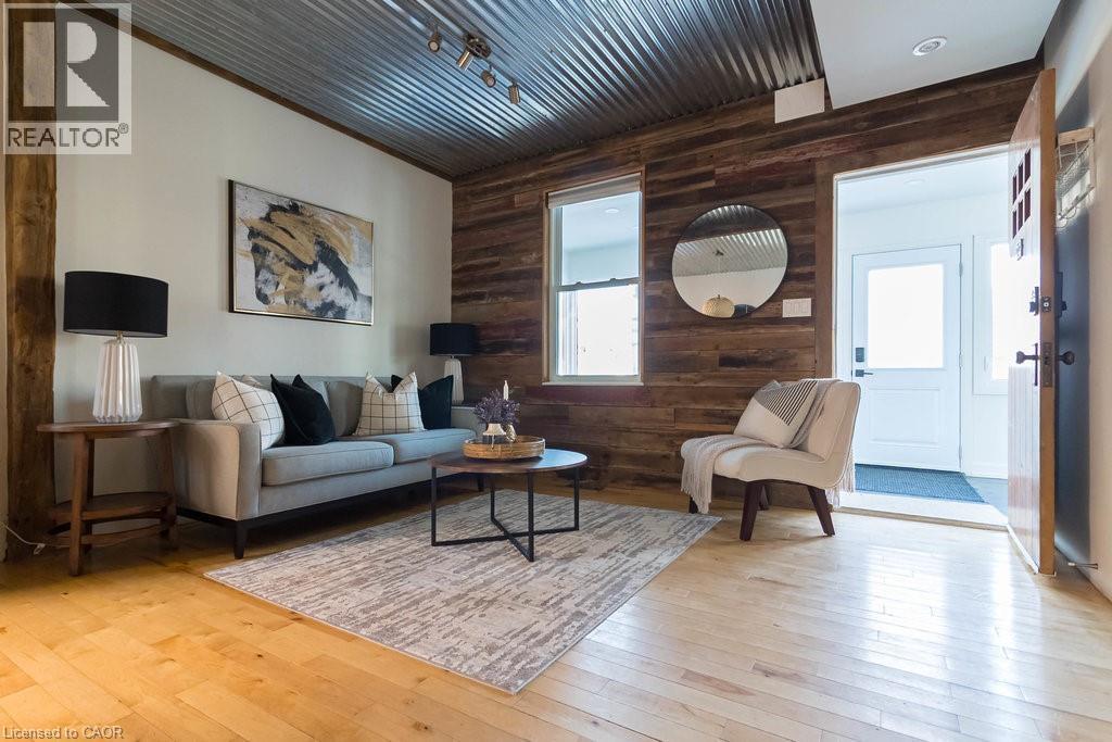 47 Tom Street, Hamilton, ON - Indoor Photo Showing Living Room
