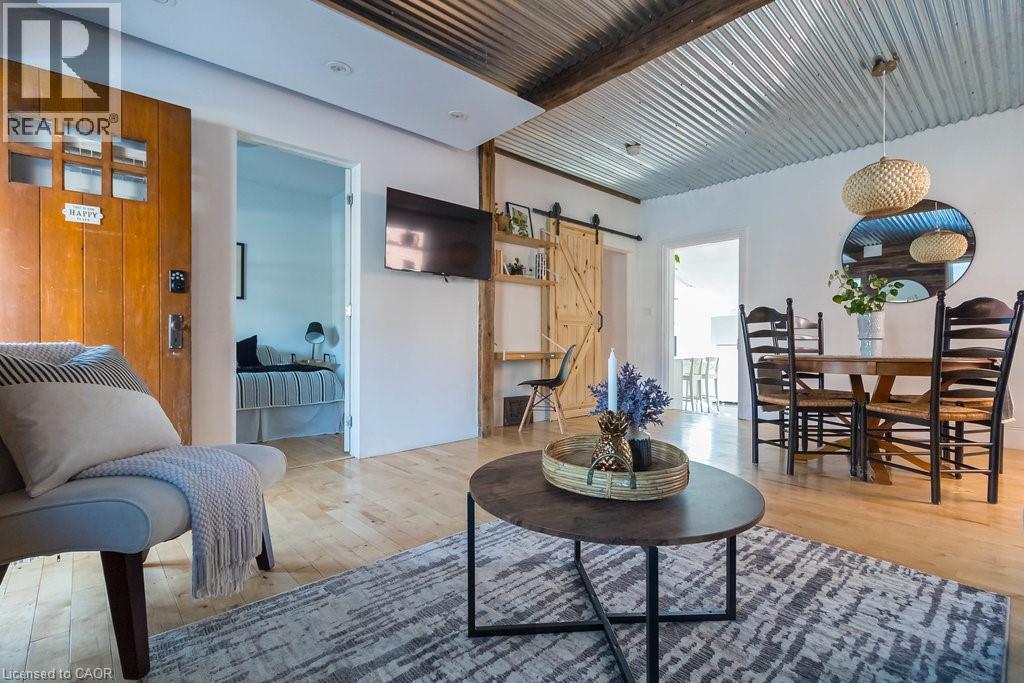 47 Tom Street, Hamilton, ON - Indoor Photo Showing Living Room
