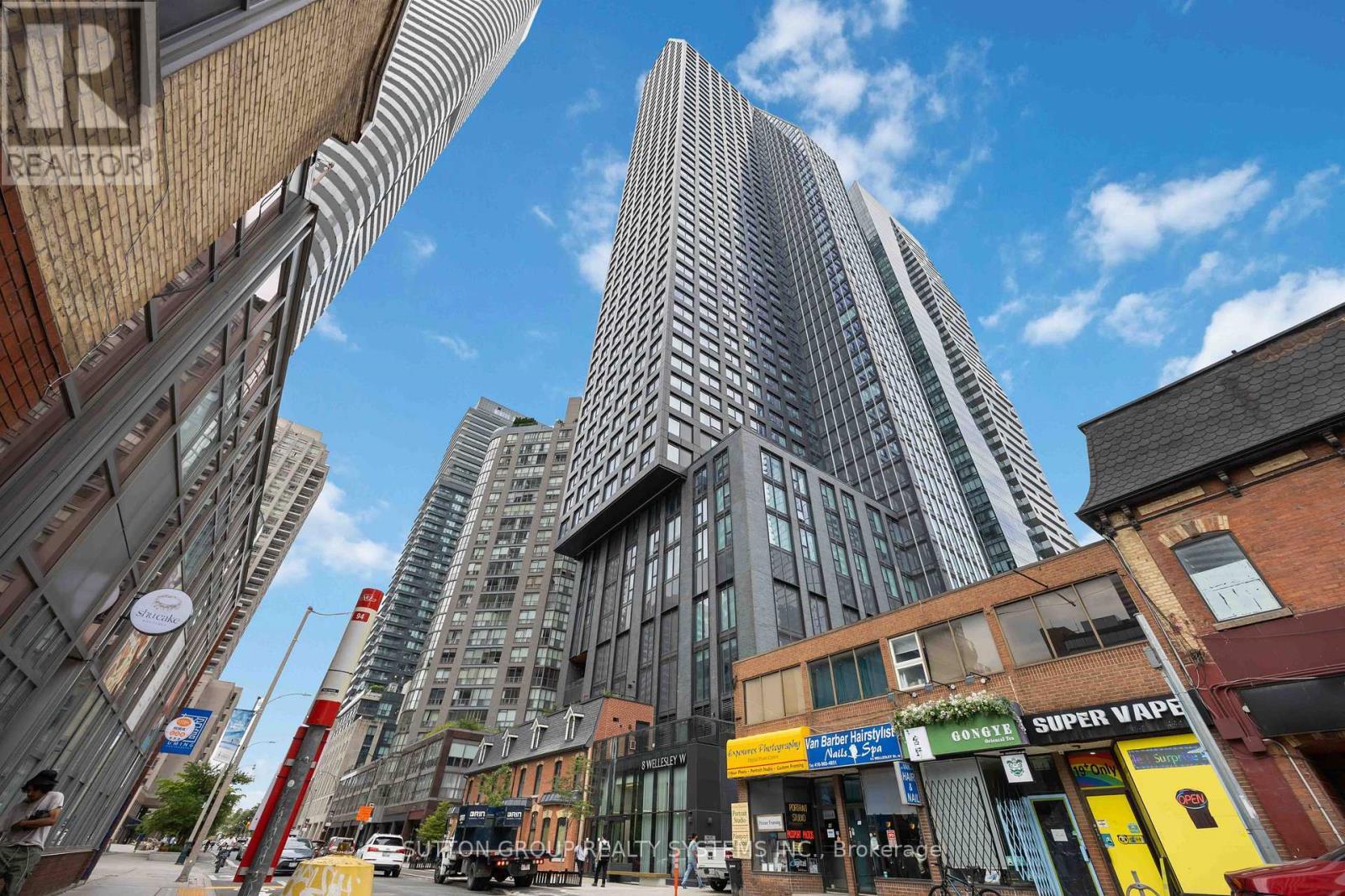 Lph05 - 8 Wellesley Street W, Toronto, ON - Outdoor