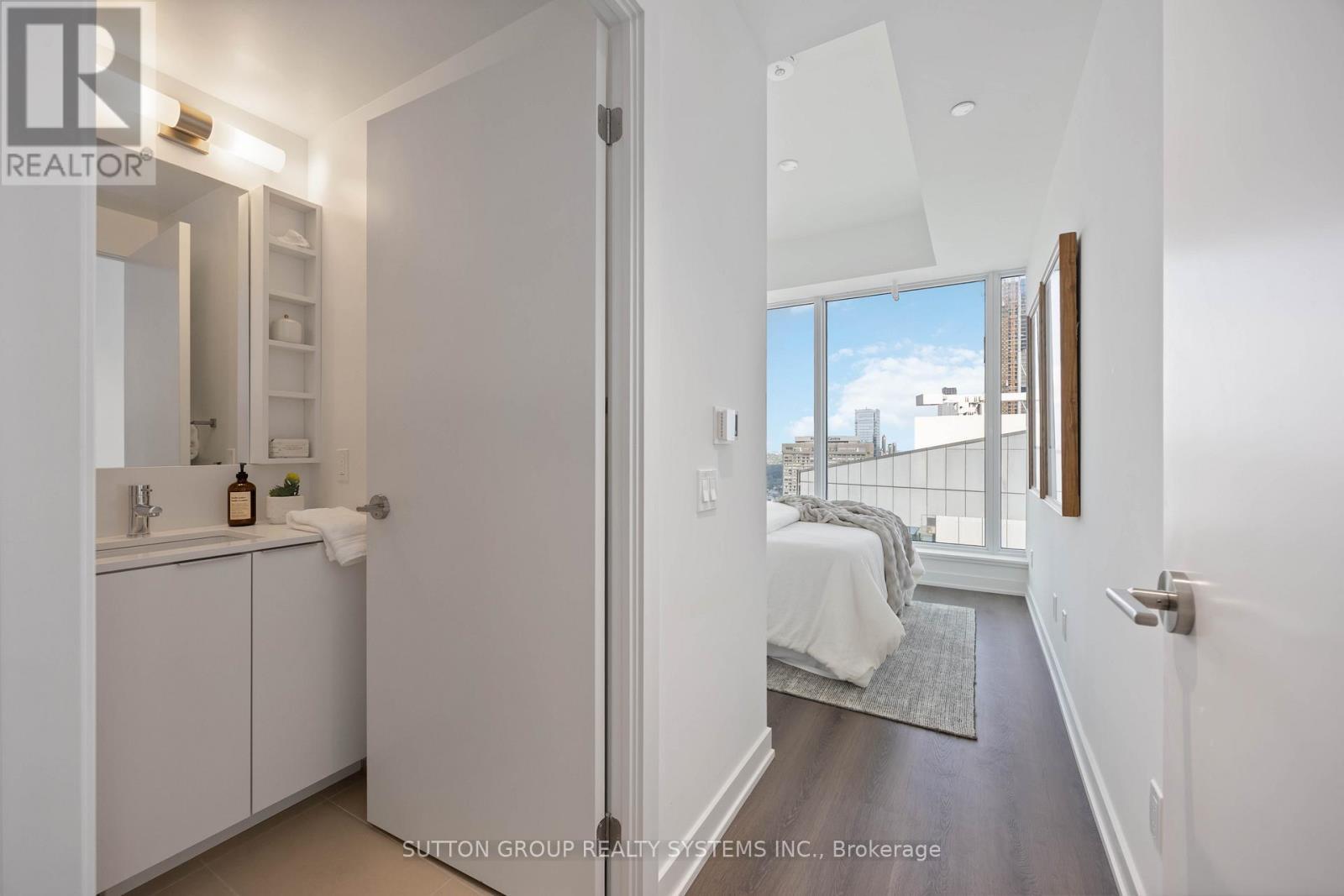 Lph05 - 8 Wellesley Street W, Toronto, ON - Indoor Photo Showing Bathroom